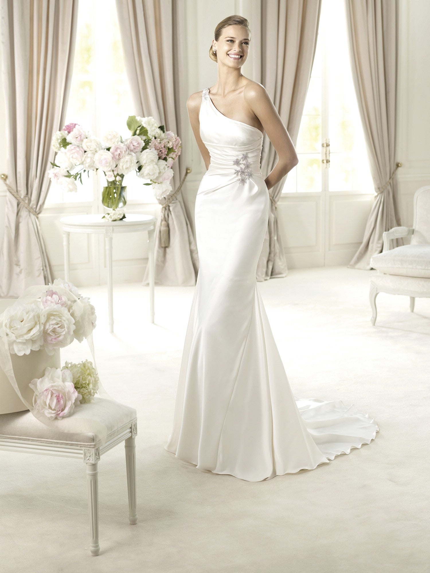 Atelier Pronovias 'CANNES' Wedding Dress Sample